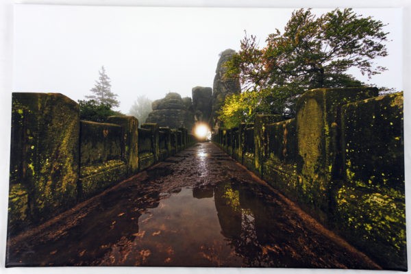 Auf Leinwand: Basteibrücke in herbstlicher Nebelstimmung